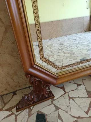 Specchio da tavolo in legno intagliato