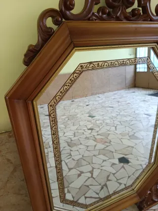 Specchio da tavolo in legno intagliato