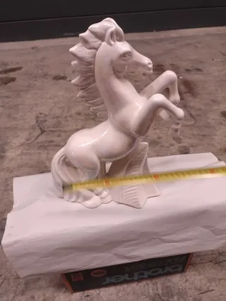 Figura caballo cerámica blanca