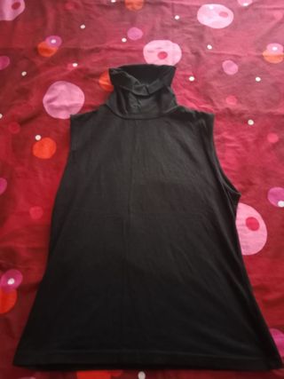 Camiseta sin mangas cuello alto negra
