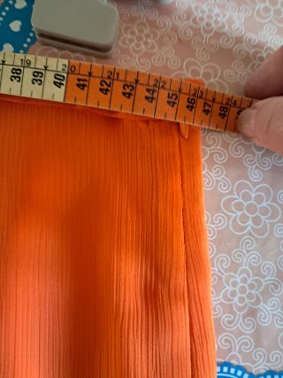 Conjunto Falda y Top Naranja el top tiene un peque