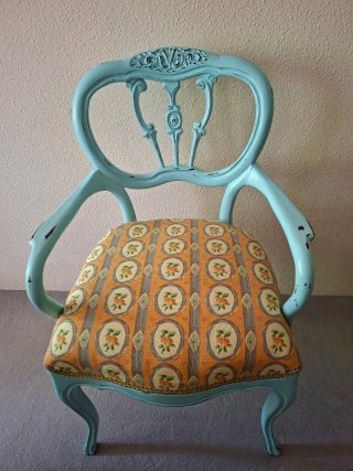 Silla antigua de madera restaurada