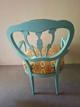 Silla antigua de madera restaurada