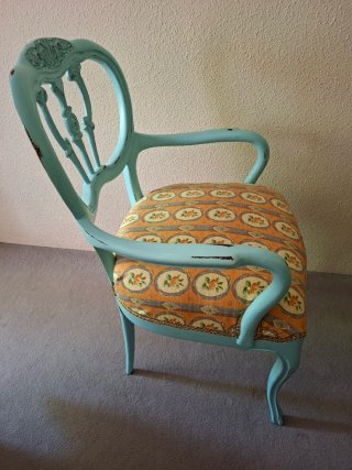 Silla antigua de madera restaurada
