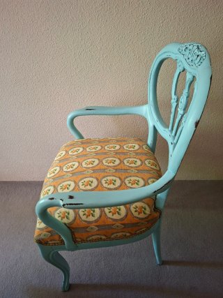 Silla antigua de madera restaurada