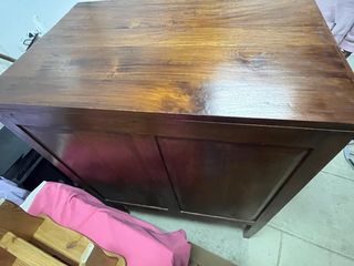 Mueble de madera con puertas de cristal