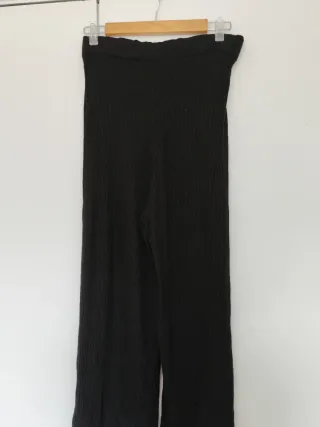 Pantalón negro de canalé con cinturón