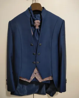 Traje de novio azul con chaleco dorado