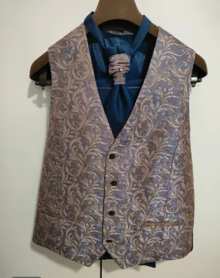 Traje de novio azul con chaleco dorado