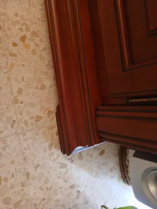 Mueble de madera prensada en color mogal