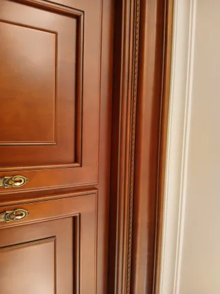 Mueble de madera prensada en color mogal