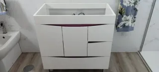 Mueble de baño blanco y morado