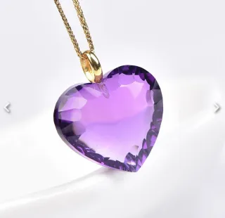 Collana con pendente a cuore viola