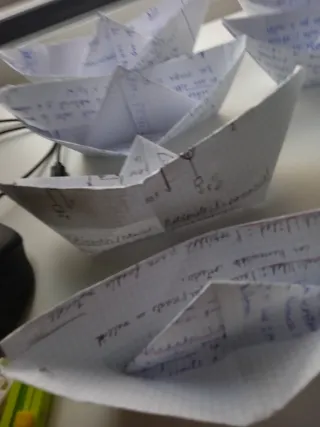 Barcos de papel hechos a mano
