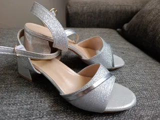 Zapatos de tacón plateados