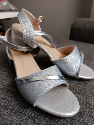Zapatos de tacón plateados