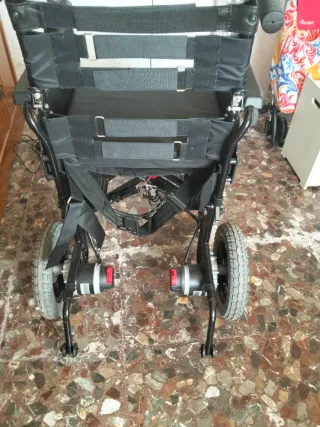 Silla de ruedas eléctrica, diseñada para facilitar