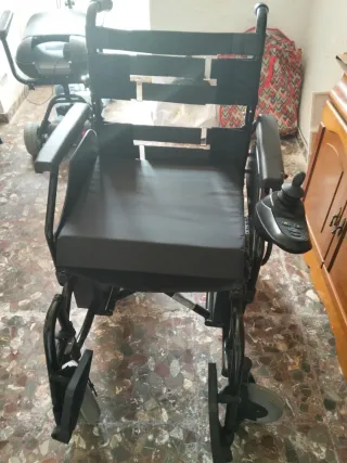 Silla de ruedas eléctrica, diseñada para facilitar