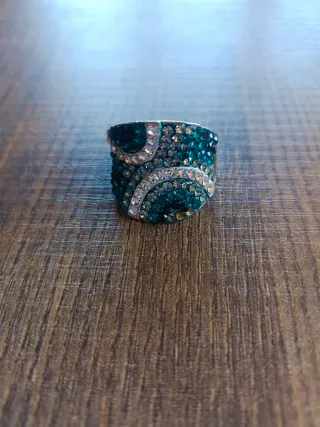 Anillo plateado con piedras turquesa