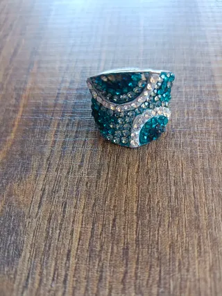 Anillo plateado con piedras turquesa