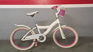 Bicicleta Hello Kitty blanca y rosa