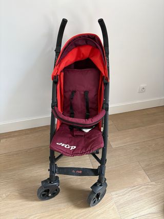 Silla de paseo roja y granate