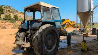 Tractor Ebro 6090 con pala