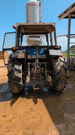 Tractor Ebro 6090 con pala