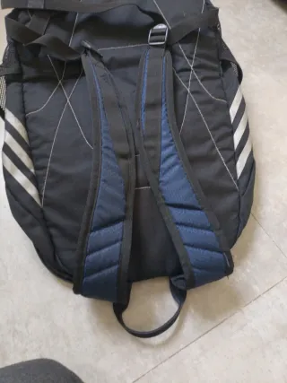 Mochila deportiva Adidas negra y azul