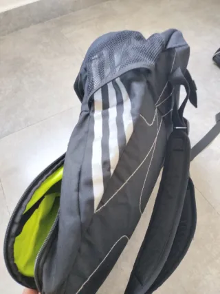 Mochila deportiva Adidas negra y azul