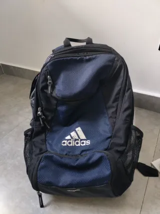 Mochila deportiva Adidas negra y azul