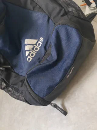Mochila deportiva Adidas negra y azul