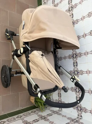 Cochecito de bebé color beige