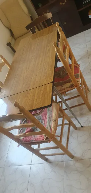 Mesa de comedor de madera con 4 sillas