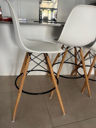 Taburetes de cocina blancos y madera