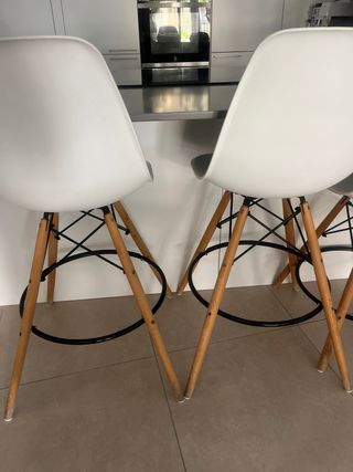 Taburetes de cocina blancos y madera