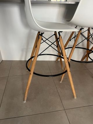 Taburetes de cocina blancos y madera