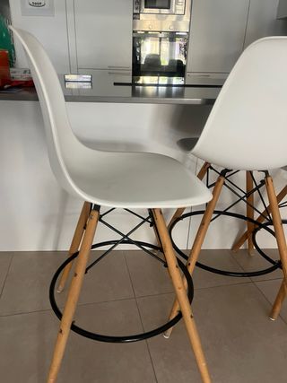 Taburetes de cocina blancos y madera