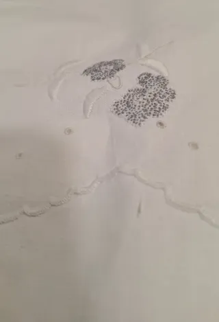 Sábana blanca encimera antigua de hilo.