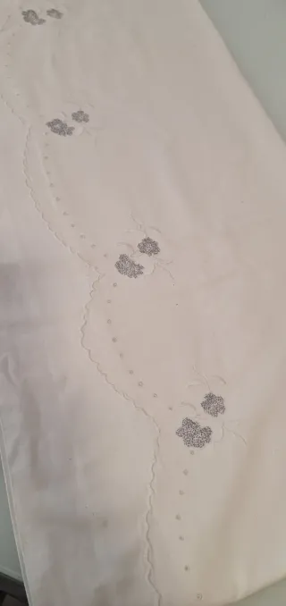 Sábana blanca encimera antigua de hilo.