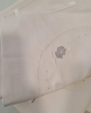 Sábana blanca encimera antigua de hilo.