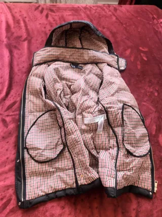 Chaqueta de plumas negra con capucha