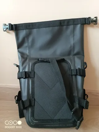 Mochila estanca negra 8 litros.