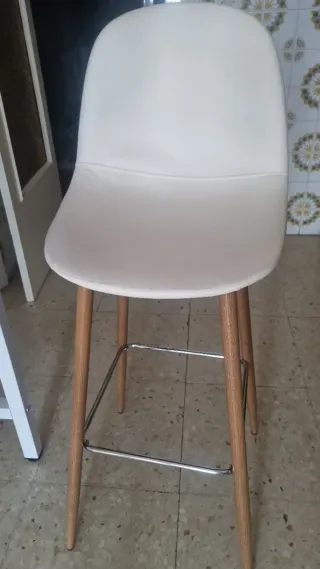 Sillas apilables de plástico (negras y grises)