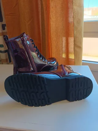 Botas charol burdeos con cordones