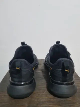 Zapatillas Puma Negras y Doradas