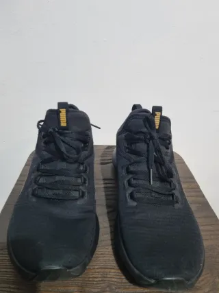 Zapatillas Puma Negras y Doradas