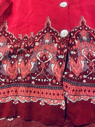 Blusa roja con estampado
