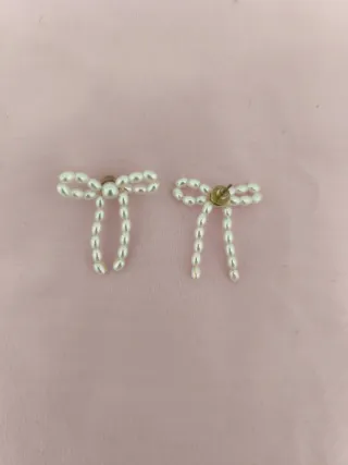 Pendientes de perlas con lazo dorado