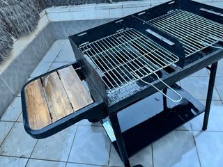 Barbacoa de carbón metal y madera